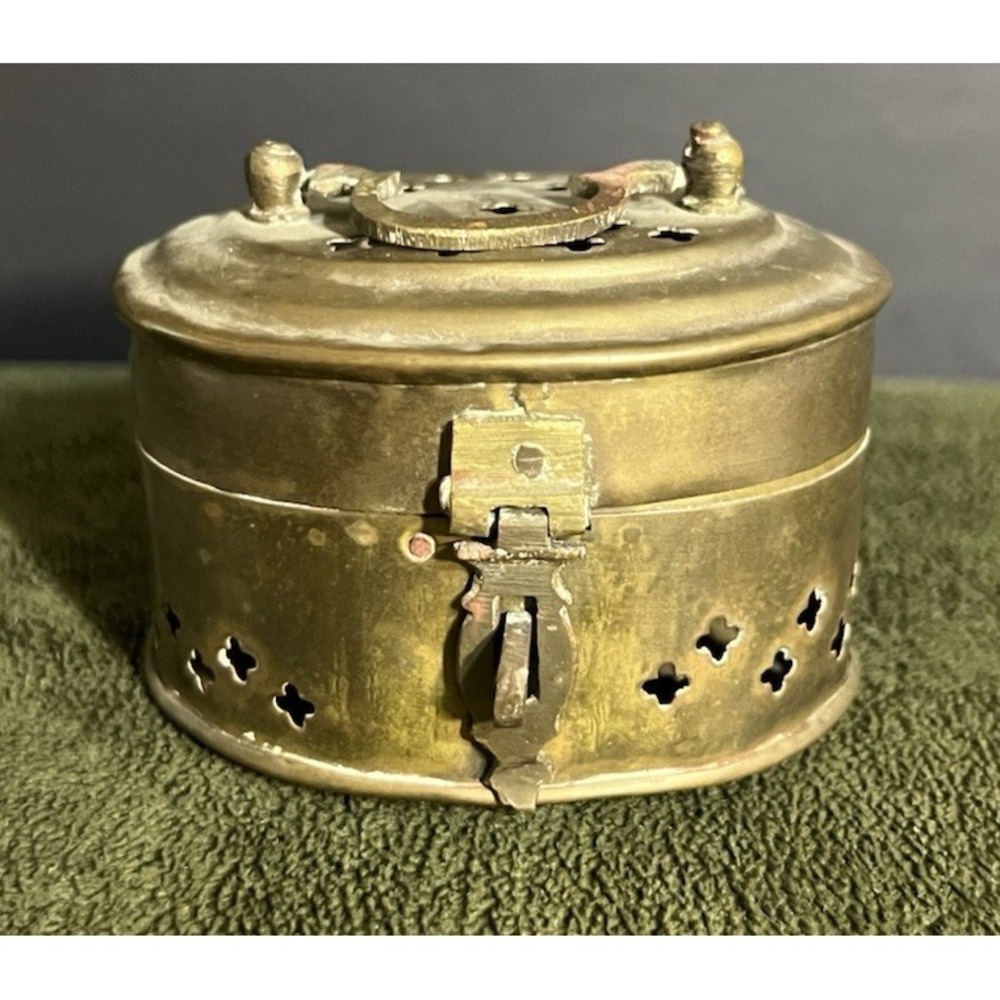 Vintage Brass Pierced Oval Trinket/Cricket Box Andrea By Sadek Japan (1914)